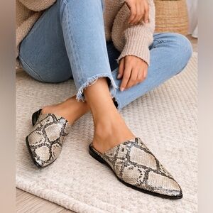 DV by Dolce Vita Snakeskin Mules Size 8.5 Pointed Toe Slip On Flats Neutral